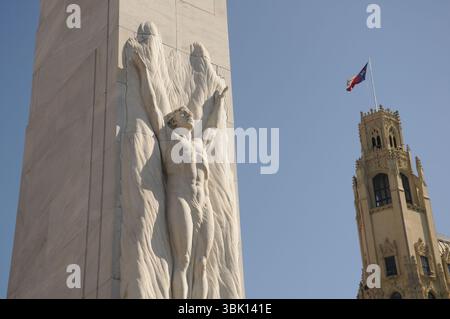 San Antonio, Texas, USA. 16. März 2013: Denkmal Skulptur und historisches Gebäude in San Antonio, Texas. Stockfoto