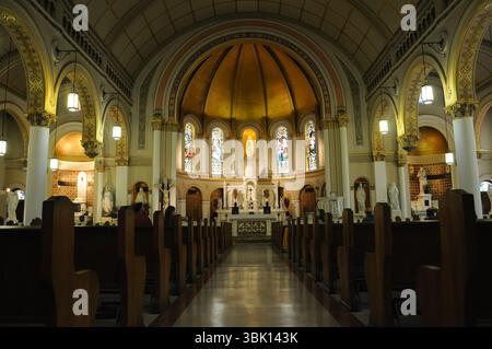 San Antonio, Texas, USA. 16. März 2013: Innenraum der katholischen Kirche St. Mary während der St. Patrick-Feierlichkeiten. Stockfoto