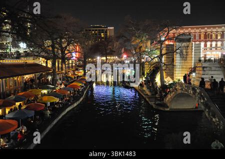 San Antonio, Texas, USA. 16. März 2013: Festlicher Abend im San Antonio Riverwalk während der Feierlichkeiten zum St. Patrick's Day. Stockfoto