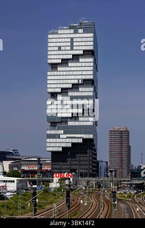 Edge East Side Tower, Amazontower nach Eröffnung, Berlin, 17.06.2025 EDGE East Side Tower, Amazon Tower, Friedrichshain-Kreuzberg, Berlin, Deutschland Stockfoto