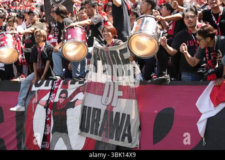 Seattle, Usa. Juni 2025. Urawa Red Diamonds-Fans singen für ihre Mannschaft nach einem Spiel der FIFA Club-Weltmeisterschaft gegen River Plate am 17. Juni 2025 im Lumen Field in Seattle, Washington. (Foto Nate Koppelman/SIPA USA) Credit: SIPA USA/Alamy Live News Stockfoto