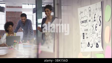Überprüfen gedruckter Dokumente Profis in Anzügen arbeiten im Konferenzraum mit Whiteboard zusammen Stockfoto
