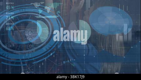 IT-Techniker, die Ethernet-Kabel im Rechenzentrum mit digitalen Overlays organisieren Stockfoto