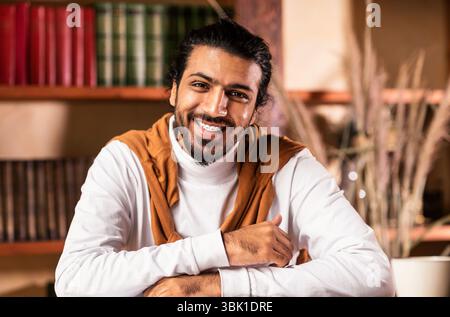 Porträt Eines Jungen Arabischen Lehrers, Der Am Arbeitsplatz Im Freien Sitzt Stockfoto