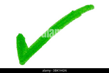 Handgezeichnetes grünes Häkchen isoliert auf weiß Stockfoto