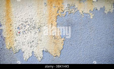 Abblätternde Farben und Wasserflecken auf strukturierten Wänden Stockfoto