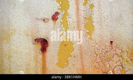 Rostiger Peeling-Lack auf gelber Betonwand Stockfoto