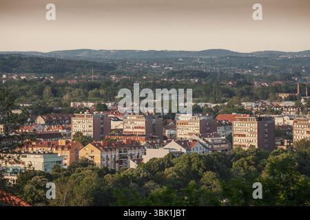 Das erhöhte Panorama des Zentrums von Valjevo, Serbien, am späten Nachmittag zeigt dichte Reihen von Wohnblöcken aus der sozialistischen Ära und neuere Häuser, die von rollenden F eingerahmt sind Stockfoto