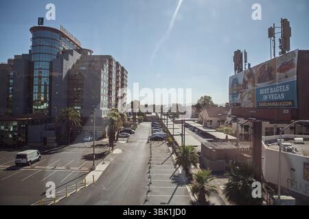 LAS VEGAS, 21. AUGUST 2024: Erhöhter Blick über einen Asphaltparkplatz in der Nähe von Embassy Suites am Las Vegas Strip, gesäumt von geparkten Autos, Hote Stockfoto