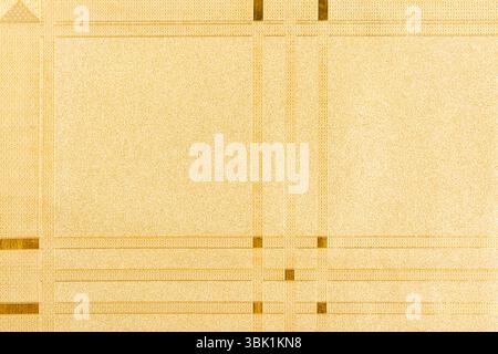 Hintergrund mit goldfarbener Wandstruktur. Gelb glänzende Goldfolienfarbe auf Wandplatte mit Glanzlichtreflexion, leuchtend goldene Papiertapete Stockfoto