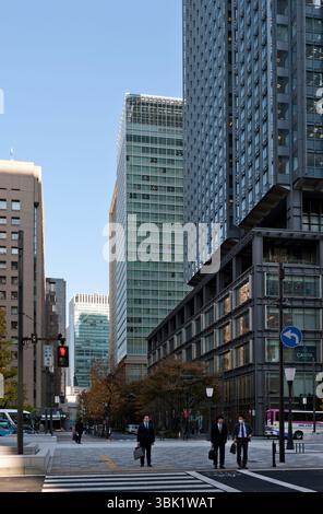 Die Naka-dori Straße verläuft durch das Herz des Geschäftsviertels Marunouchi mit Firmenbüros in der Nähe des Kaiserpalastes und des Bahnhofs Tokio in Japan. Stockfoto