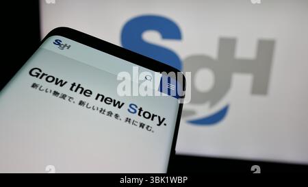 Stuttgart, Deutschland - 26.04.2025: Mobiltelefon mit Webseite des Logistikunternehmens SG Holdings Co. Ltd. Auf dem Bildschirm vor dem Logo. Stockfoto