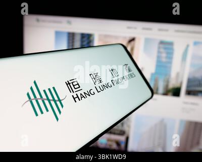 Stuttgart, Deutschland - 26.04.2025: Smartphone mit Logo des chinesischen Unternehmens Hang Lung Properties Limited auf dem Bildschirm vor der Website. Stockfoto