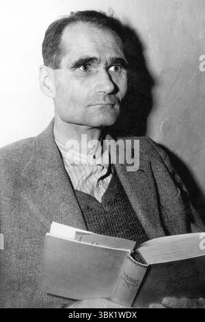 Rudolf Hess, ehemaliger stellvertretender Führer der NSDAP unter Adolf Hitler, wartet in seiner Gefängniszelle in Nürnberg auf seinen Prozess vor dem Internationalen Militärtribunal für Kriegsverbrechen während des Zweiten Weltkriegs Stockfoto