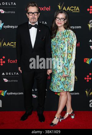 (DATEI) „I'm Gobsmacked“: Sir Gary Oldman (Sir Gary Leonard Oldman) und Ehefrau Gisele Schmidt kommen am 5. JANUAR im Avalon Hollywood, Los Angeles, Kalifornien, USA, bei den 7. AACTA International Awards ein, die am 5. Januar 2018 in Hollywood, Los Angeles, Kalifornien, USA, stattfinden. (Foto: Xavier Collin/Image Press Agency) Stockfoto