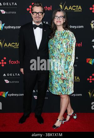 (DATEI) „I'm Gobsmacked“: Sir Gary Oldman (Sir Gary Leonard Oldman) und Ehefrau Gisele Schmidt kommen am 5. JANUAR im Avalon Hollywood, Los Angeles, Kalifornien, USA, bei den 7. AACTA International Awards ein, die am 5. Januar 2018 in Hollywood, Los Angeles, Kalifornien, USA, stattfinden. (Foto: Xavier Collin/Image Press Agency) Stockfoto