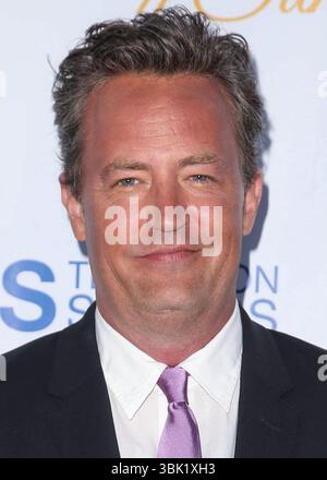 (AKTE) der Doktor erklärt sich schuldig in Matthew Perrys Überdosis-Tod. WEST HOLLYWOOD, LOS ANGELES, KALIFORNIEN, USA – 18. MAI: Der US-amerikanische Schauspieler, Comedian und Produzent Matthew Perry (Matthew Langford Perry) kommt am 18. Mai 2015 zur CBS Television Studios 3. Jährlichen Sommersoiree Party im London Hotel in West Hollywood, Los Angeles, Kalifornien, USA. (Foto von Image Press Agency) Stockfoto