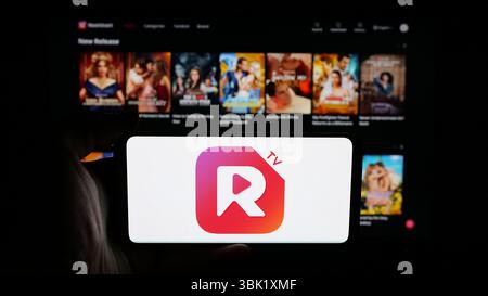 Deutschland. 31. Mai 2025. In dieser Fotoabbildung hält eine Person ein Mobiltelefon mit dem Logo des Unternehmens ReelShort für kurze Video-Streaming-Apps auf dem Bildschirm vor der Webseite. (Foto von Timon Schneider/SOPA Images/SIPA USA) *** ausschließlich für redaktionelle Nachrichten *** Credit: SIPA USA/Alamy Live News Stockfoto