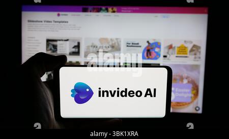 Deutschland. Mai 2025. In dieser Abbildung hält eine Person ein Mobiltelefon mit dem Logo des KI-Videounternehmens Invideo Innovation Pte. Ltd. Auf dem Bildschirm vor der Webseite. (Foto von Timon Schneider/SOPA Images/SIPA USA) *** ausschließlich für redaktionelle Nachrichten *** Credit: SIPA USA/Alamy Live News Stockfoto