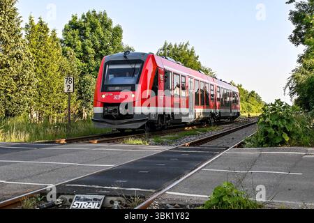 GER, Bahnhof Gerlenhofen der Illertalbahn / 12.06.2025, Bahnhof Gerlenhofen, Neu-Ulm, GER, Bahnhof Gerlenhofen der Illertalbahn, seit Wochen fallen auf der Illertalbahn zwischen Memmingen und Neu-Ulm Zuege aus. Als Ursache gibt die Bahn Personalengpaesse im Stellwerk Gerlenhofen an. im Bild Alstom Coradia LINT Baureihe 623 der DB Regio Bayern *** GER, Bahnhof Gerlenhofen der Illertalbahn 12 06 2025, Bahnhof Gerlenhofen, Neu Ulm, GER, Bahnhof Gerlenhofen der Illertalbahn, Züge sind seit Wochen auf der Illertalbahn zwischen Memmingen und Neu Ulm aus dem Grund der Eisenbahn eingestellt Stockfoto