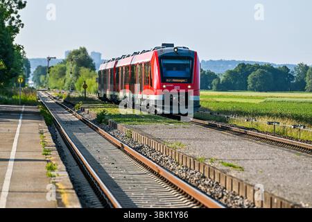 GER, Bahnhof Gerlenhofen der Illertalbahn / 12.06.2025, Bahnhof Gerlenhofen, Neu-Ulm, GER, Bahnhof Gerlenhofen der Illertalbahn, seit Wochen fallen auf der Illertalbahn zwischen Memmingen und Neu-Ulm Zuege aus. Als Ursache gibt die Bahn Personalengpaesse im Stellwerk Gerlenhofen an. im Bild Alstom Coradia LINT Baureihe 622 der DB Regio Bayern, Symbolfoto *** GER, Bahnhof Gerlenhofen der Illertalbahn 12 06 2025, Bahnhof Gerlenhofen, Neu Ulm, GER, Bahnhof Gerlenhofen der Illertalbahn, Züge sind seit Wochen auf der Illertalbahn zwischen Memmingen und Neu Ulm eingestellt worden Stockfoto