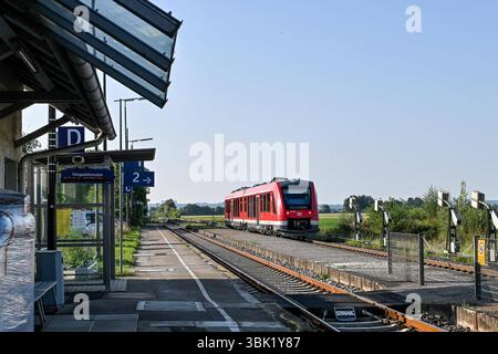 GER, Bahnhof Gerlenhofen der Illertalbahn / 12.06.2025, Bahnhof Gerlenhofen, Neu-Ulm, GER, Bahnhof Gerlenhofen der Illertalbahn, seit Wochen fallen auf der Illertalbahn zwischen Memmingen und Neu-Ulm Zuege aus. Als Ursache gibt die Bahn Personalengpaesse im Stellwerk Gerlenhofen an. im Bild ein Alstom Coradia LINT Baureihe 623 der DB Regio Bayern verlaesst den Bahnhof *** GER, Bahnhof Gerlenhofen der Illertalbahn 12 06 2025, Bahnhof Gerlenhofen, Neu Ulm, GER, Bahnhof Gerlenhofen der Illertalbahn, Züge sind seit Wochen auf der Illertalbahn zwischen Memmingen und Neu Ulm der Re eingestellt Stockfoto