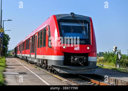 GER, Bahnhof Gerlenhofen der Illertalbahn / 12.06.2025, Bahnhof Gerlenhofen, Neu-Ulm, GER, Bahnhof Gerlenhofen der Illertalbahn, seit Wochen fallen auf der Illertalbahn zwischen Memmingen und Neu-Ulm Zuege aus. Als Ursache gibt die Bahn Personalengpaesse im Stellwerk Gerlenhofen an. im Bild Alstom Coradia LINT 54 Baureihe 622 der DB Regio Bayern *** GER, Bahnhof Gerlenhofen der Illertalbahn 12 06 2025, Bahnhof Gerlenhofen, Neu Ulm, GER, Bahnhof Gerlenhofen der Illertalbahn, Züge sind seit Wochen auf der Illertalbahn zwischen Memmingen und Neu Ulm aus dem von der eisenbahn angegebenen Grund gestrichen worden Stockfoto