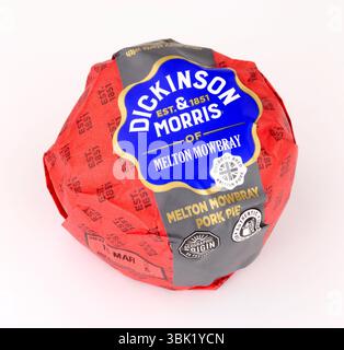 Dickinson und Morris traditioneller Melton Mowbray Schweinekuchen, gewürztes Schweinefleisch, umhüllt in einem handgekräuselten Heißwasserkruste-Teigkasten Stockfoto