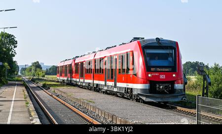 GER, Bahnhof Gerlenhofen der Illertalbahn / 12.06.2025, Bahnhof Gerlenhofen, Neu-Ulm, GER, Bahnhof Gerlenhofen der Illertalbahn, seit Wochen fallen auf der Illertalbahn zwischen Memmingen und Neu-Ulm Zuege aus. Als Ursache gibt die Bahn Personalengpaesse im Stellwerk Gerlenhofen an. im Bild Alstom Coradia LINT Baureihe 622 der DB Regio Bayern, der Bahnhof hat 2 Gleise, die Strecke der Illertalbahn ist ueberwiegend einspurig *** GER, Bahnhof Gerlenhofen der Illertalbahn 12 06 2025, Bahnhof Gerlenhofen, Neu Ulm, GER, Bahnhof Gerlenhofen der Illertalbahn, Züge sind seit Wochen außer Betrieb Stockfoto