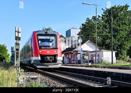 GER, Bahnhof Gerlenhofen der Illertalbahn / 12.06.2025, Bahnhof Gerlenhofen, Neu-Ulm, GER, Bahnhof Gerlenhofen der Illertalbahn, seit Wochen fallen auf der Illertalbahn zwischen Memmingen und Neu-Ulm Zuege aus. Als Ursache gibt die Bahn Personalengpaesse im Stellwerk Gerlenhofen an. im Bild Alstom Coradia LINT Baureihe 622 der DB Regio Bayern, im Hintergrund das Stellwerk *** GER, Bahnhof Gerlenhofen der Illertalbahn 12 06 2025, Bahnhof Gerlenhofen, Neu Ulm, GER, Bahnhof Gerlenhofen der Illertalbahn, Züge sind seit Wochen auf der Illertalbahn zwischen Memmingen und Neu Ulm Th eingestellt Stockfoto