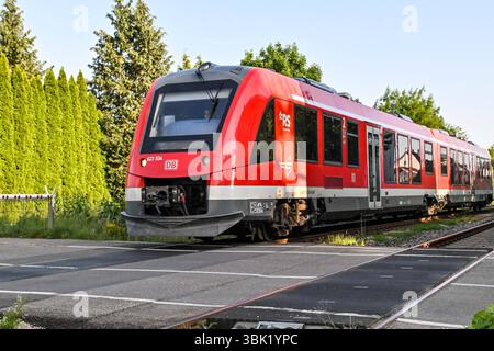 GER, Bahnhof Gerlenhofen der Illertalbahn / 12.06.2025, Bahnhof Gerlenhofen, Neu-Ulm, GER, Bahnhof Gerlenhofen der Illertalbahn, seit Wochen fallen auf der Illertalbahn zwischen Memmingen und Neu-Ulm Zuege aus. Als Ursache gibt die Bahn Personalengpaesse im Stellwerk Gerlenhofen an. im Bild Alstom Coradia LINT Baureihe 623 der DB Regio Bayern *** GER, Bahnhof Gerlenhofen der Illertalbahn 12 06 2025, Bahnhof Gerlenhofen, Neu Ulm, GER, Bahnhof Gerlenhofen der Illertalbahn, Züge sind seit Wochen auf der Illertalbahn zwischen Memmingen und Neu Ulm aus dem Grund der Eisenbahn eingestellt Stockfoto
