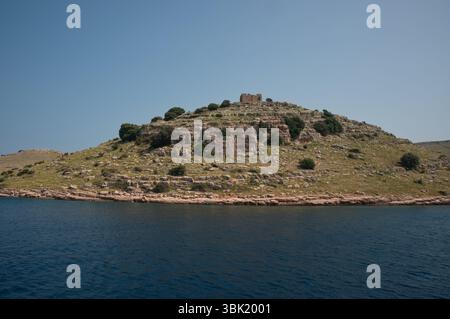 Segeln entlang der Kornati-Inseln in Kroatien Stockfoto