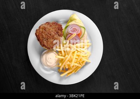 Köstlicher Hamburger auf weißem Teller und Tisch Stockfoto