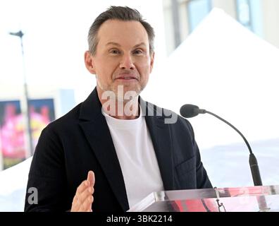 Hollywood, Usa. Juni 2025. Christian Slater spricht bei seiner Star Ceremony auf dem Hollywood Walk of Fame Credit: SOPA Images Limited/Alamy Live News Stockfoto