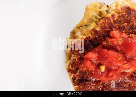 Gebratene Hähnchenrippchen und Reis mit Tomatensauce aus der Nähe Stockfoto