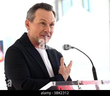 Hollywood, Usa. Juni 2025. Christian Slater spricht bei seiner Star Ceremony on the Hollywood Walk of Fame (Foto: Albert L. Ortega/SOPA Images/SIPA USA) Credit: SIPA USA/Alamy Live News Stockfoto