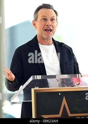 Hollywood, Usa. Juni 2025. Christian Slater spricht bei seiner Star Ceremony on the Hollywood Walk of Fame (Foto: Albert L. Ortega/SOPA Images/SIPA USA) Credit: SIPA USA/Alamy Live News Stockfoto