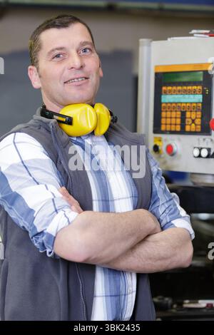 Industriearbeiter, der cnc-Drehmaschinen bedient Stockfoto