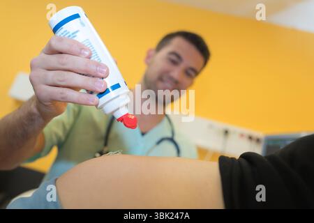 Schwangere Frau, die Ultraschallbehandlung im Krankenhaus Stockfoto