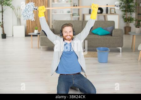 Der Mann hält Mopp in der Hand Stockfoto