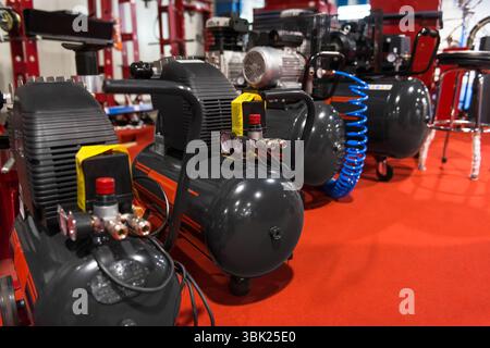 Viele Luft-Kompressoren Druck Pumpen Nahaufnahme Foto Stockfoto
