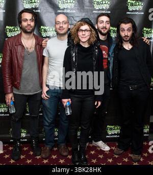Marc Walloch, Eitan Bernstein, Genevieve Schatz, Matt Rulo, Chris Faller von Company of Thieves in Concert im Radio 104,5 FM WRFF's iHeartRadio Performance Studio in Bala Cynwyd, Pennsylvania - 29. Februar 2012 Stockfoto