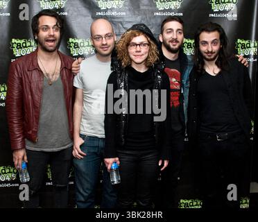 Marc Walloch, Eitan Bernstein, Genevieve Schatz, Matt Rulo, Chris Faller von Company of Thieves in Concert im Radio 104,5 FM WRFF's iHeartRadio Performance Studio in Bala Cynwyd, Pennsylvania - 29. Februar 2012 Stockfoto