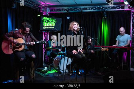 Marc Walloch, Eitan Bernstein, Genevieve Schatz, Matt Rulo, Chris Faller von Company of Thieves in Concert im Radio 104,5 FM WRFF's iHeartRadio Performance Studio in Bala Cynwyd, Pennsylvania - 29. Februar 2012 Stockfoto