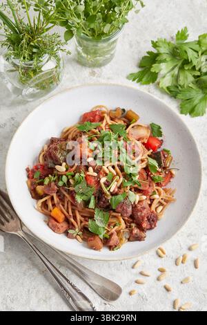 Mediterrane Gemüsebolognese, serviert auf einem weißen Teller – eine herzhafte Pastasauce auf Pflanzenbasis, perfekt zum Mittag- oder Abendessen, leicht. Stockfoto