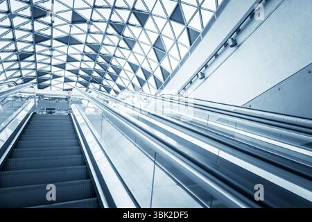 Bewegende Rolltreppe im Businesscenter der Stadt Stockfoto
