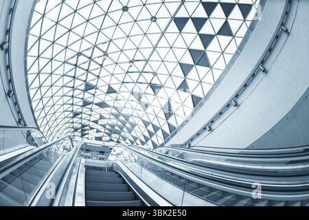 Bewegende Rolltreppe im Businesscenter der Stadt Stockfoto