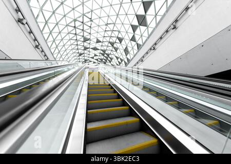 Bewegende Rolltreppe im Businesscenter der Stadt Stockfoto