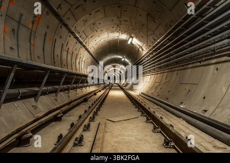 Unterirdische Anlage mit einem großen Tunnel, der tief nach unten führt Stockfoto