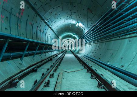 Unterirdische Anlage mit einem großen Tunnel, der tief nach unten führt Stockfoto
